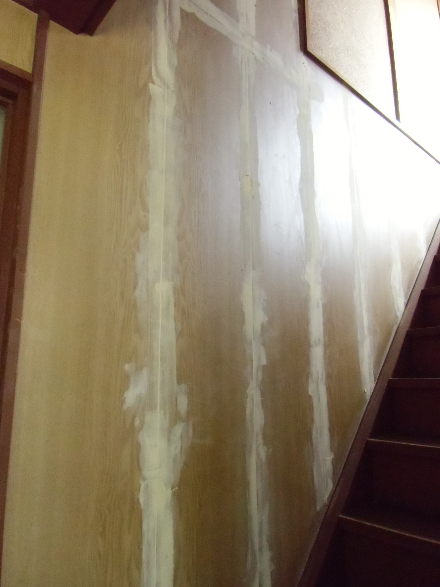 Diyで階段の壁紙の貼り方 1 階段のクロス 合板にパテで下地を作る