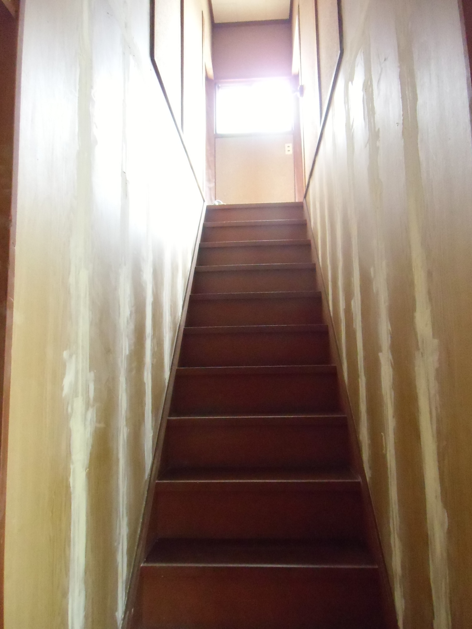 Diyで階段の壁紙の貼り方 1 階段のクロス 合板にパテで下地を作る