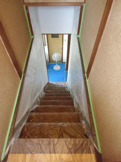 Diyで階段の壁紙の貼り方 2 階段のクロス 足場の作り方